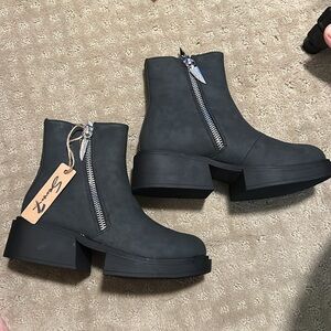 SEVEN7 Women's Vault Chink Black Boots with Zippers